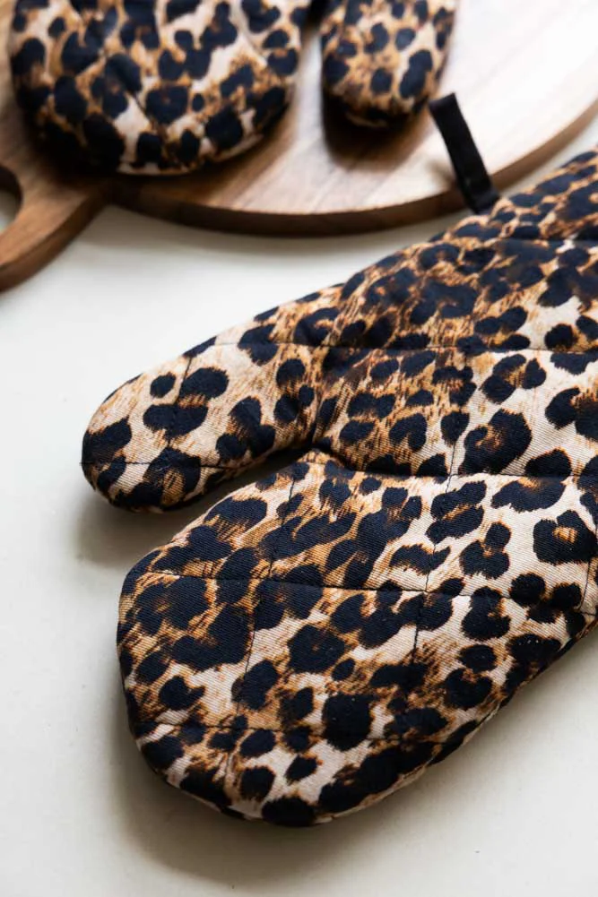 Leopard Love Print Oven Mitts - Image 3