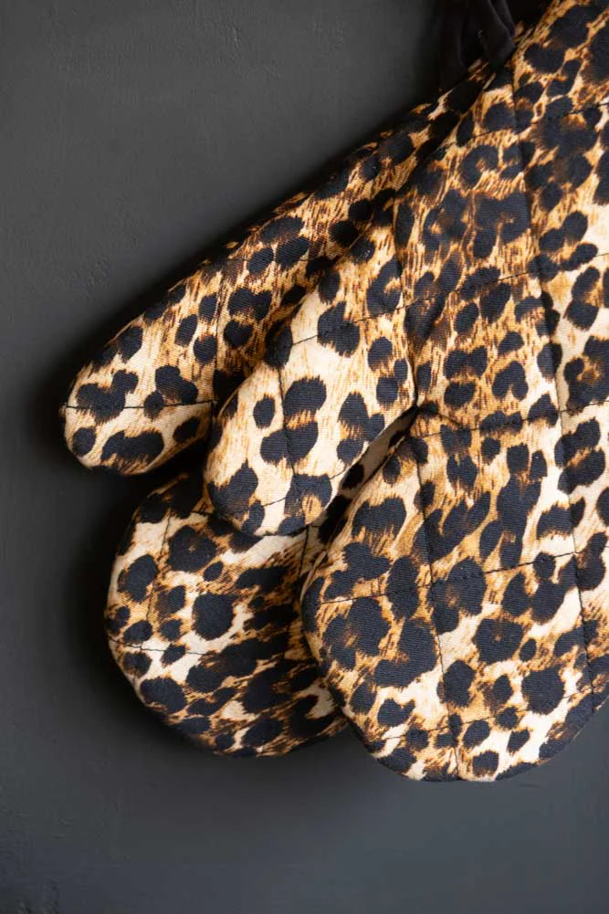Leopard Love Print Oven Mitts - Image 6