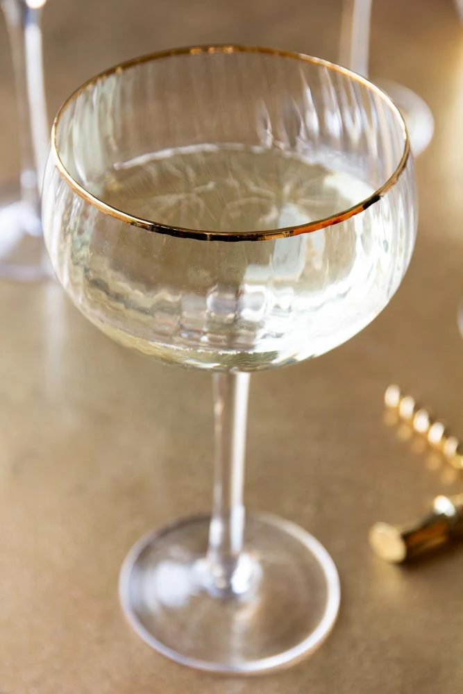 Set Of 4 Ribbed Champagne Coupe Glasses With Gold Rim - Image 3