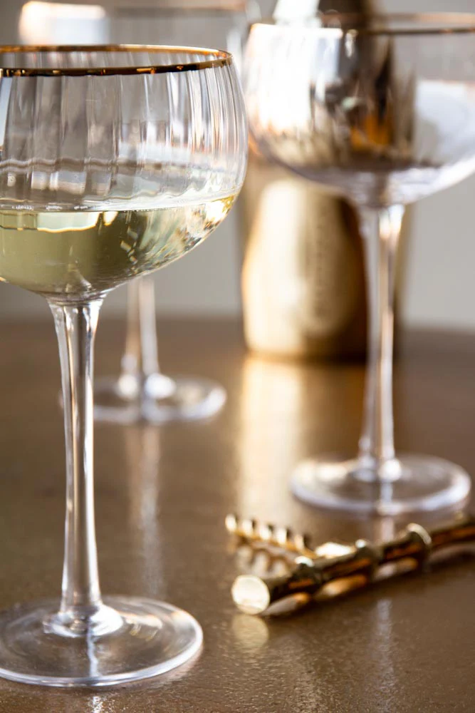 Set Of 4 Ribbed Champagne Coupe Glasses With Gold Rim - Image 5