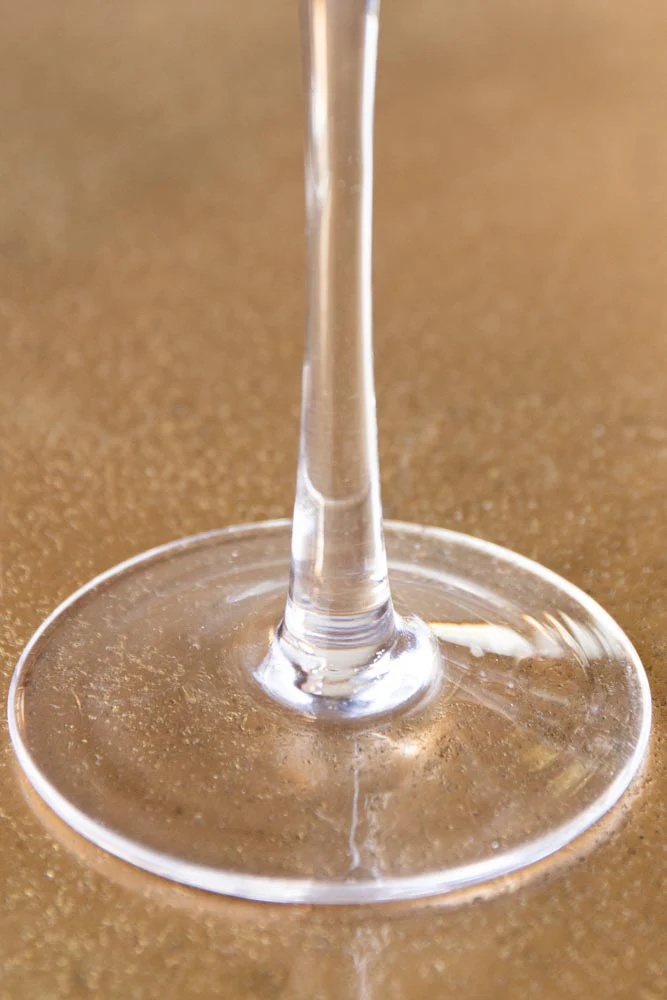 Set Of 4 Ribbed Champagne Coupe Glasses With Gold Rim - Image 7