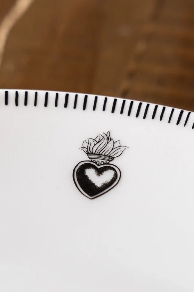 Set of 4 White Dinner Plates with Heart Edge Detail - Image 3