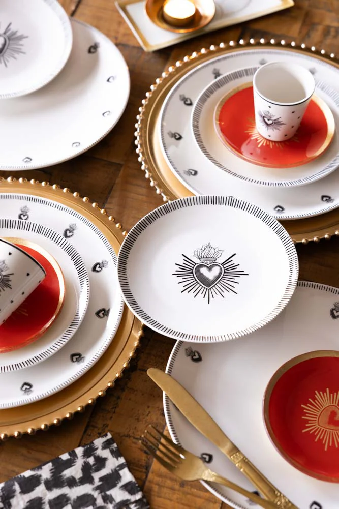 Set of 4 White Dinner Plates with Heart Edge Detail - Image 6